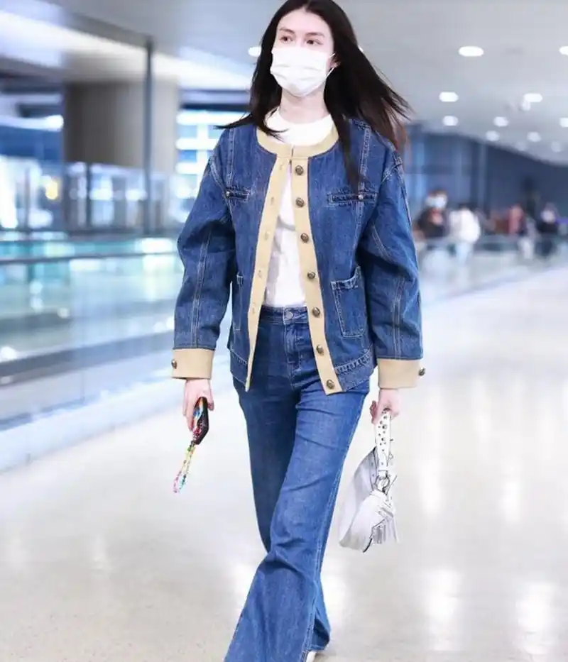 何穗机场街拍,牛仔外套 牛仔裤 白色t恤,休闲时尚,早春最时髦的穿搭