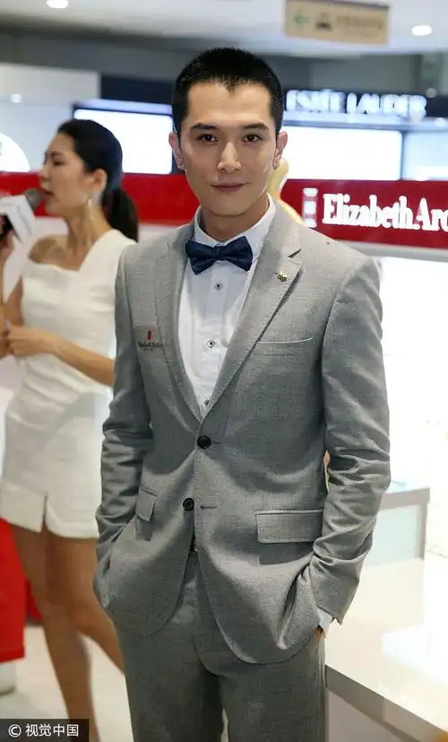 邱泽变身一日店长灰色西装展绅士魅力 小平头潇洒"美人尖"吸睛十足_网