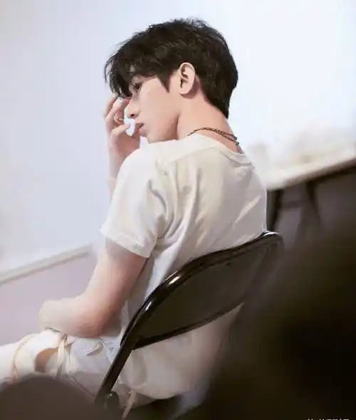 虽只有影子却遭全网反对,还没有迪丽热巴爷们_蔡徐坤_兄弟_王一博