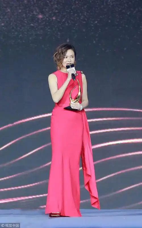 55岁关之琳一袭红裙大展曼妙身姿