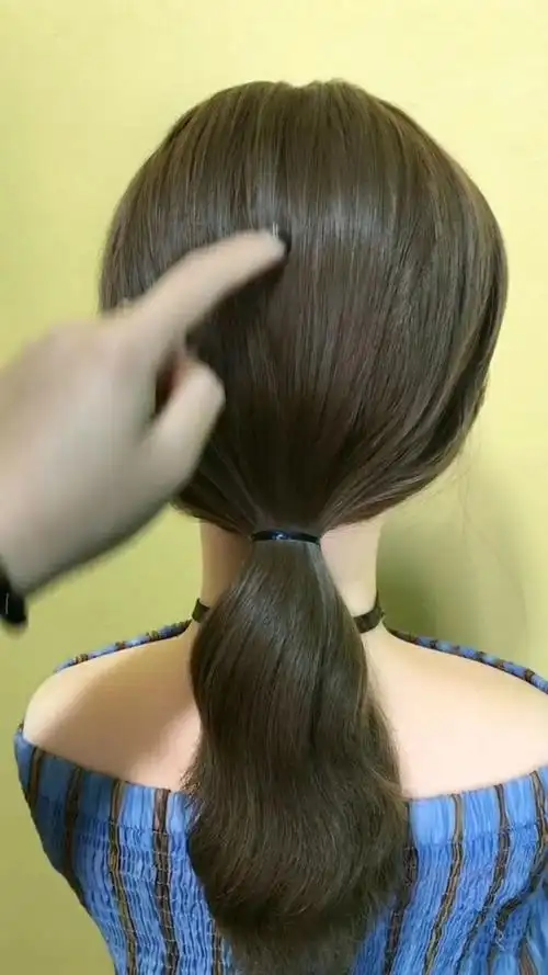 四十岁左右的女人这样扎头发,人人都夸好看