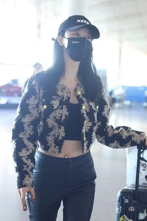 张俪不仅身材好穿搭也很大胆穿露脐装秀脐钉太妩媚