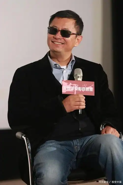 王家卫导演的墨镜戴出了怎样的人生态度