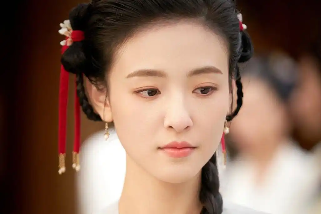 吴倩古装剧《九义人》 吴倩主演的古装悬疑剧《九义人》正在热播中,剧