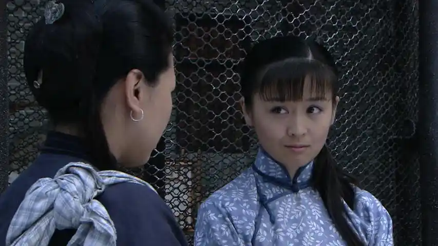 《围屋里的桃花》姑娘疯疯癫癫,却突然变脸,瞬间暴露真实身份