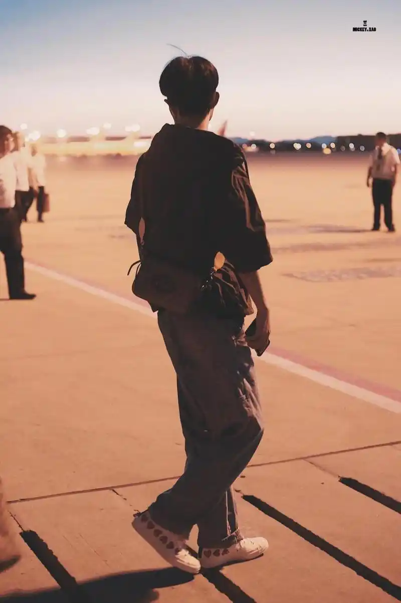 肖战# #动态创作月# 连背影都那么好看[打call][打call][打call]