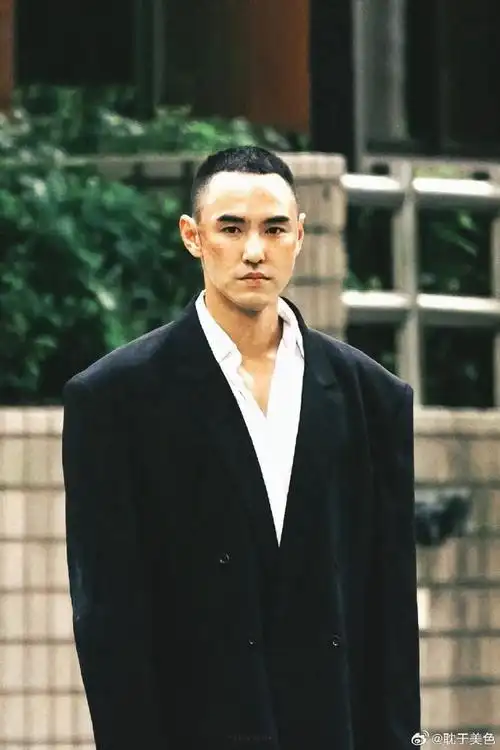 阮经天28岁就是影帝了#阮经天 垫肩西装加寸头 原地封神!