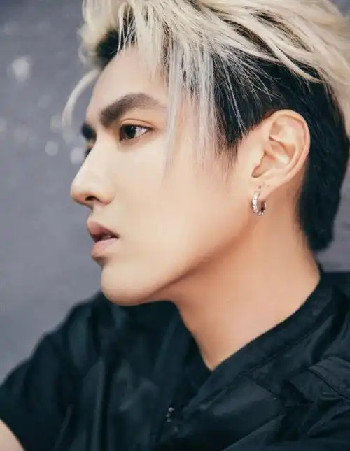 吴亦凡的"选妃"视频被曝光,女孩坐在吴亦凡大退上.两人关系非常密切