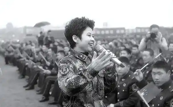 "民歌天后"董文华:23岁爆火,38岁跌落神坛,她到底经历了什么