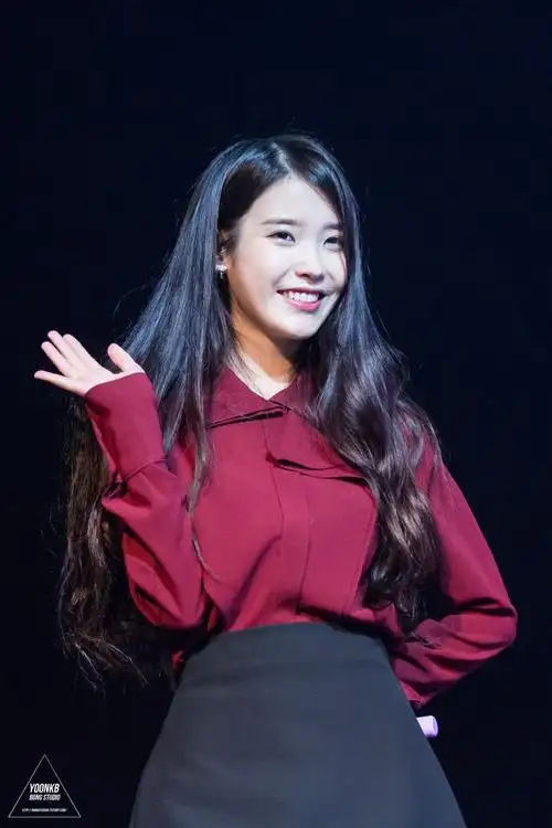 求iu斜偏分长发,红衬衫的照片