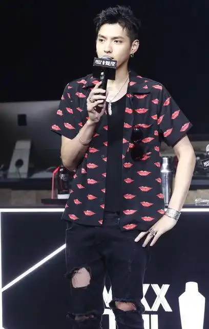 吴亦凡化身魅力调酒师 络腮胡造型颠覆大