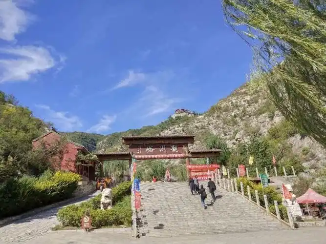 其它 龙澍峪一日游 写美篇早七点半在指定地点集合,乘坐大巴车赴景区