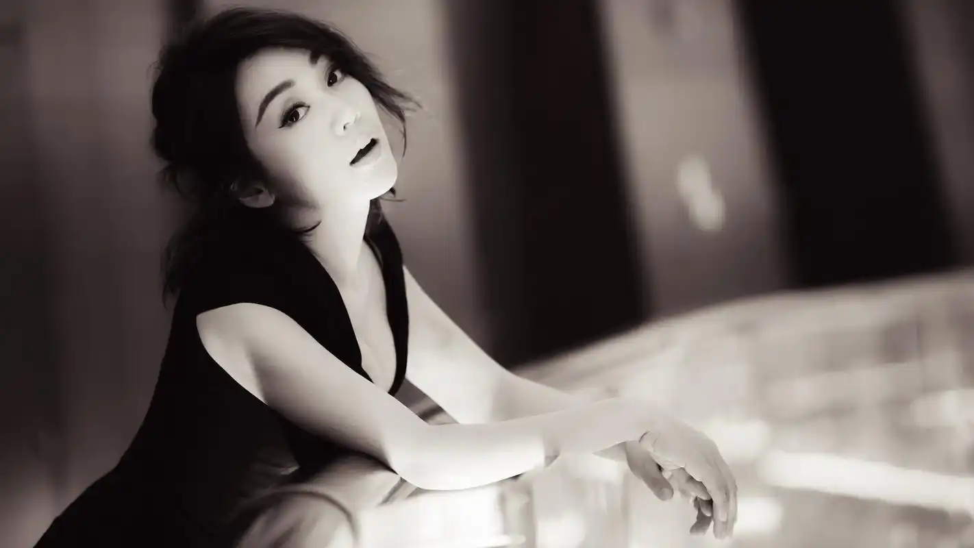 知性美女闫妮黑白写真桌面壁纸