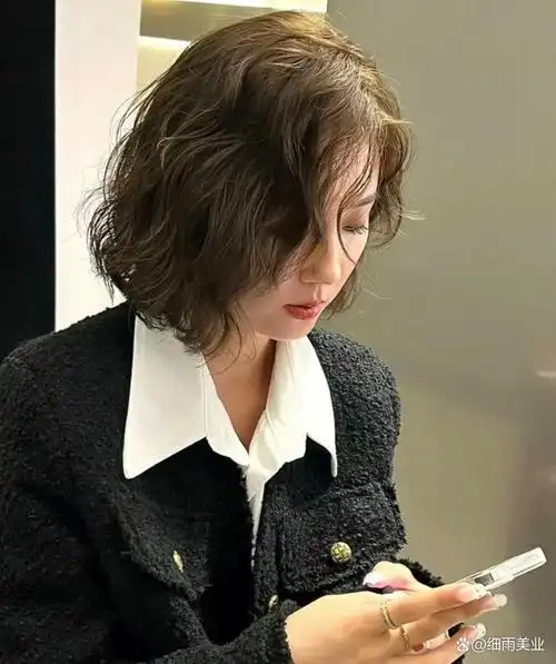 如果烫泡面卷的那种小卷不敢尝试,可以选择烫法式卷,日常百搭又减龄