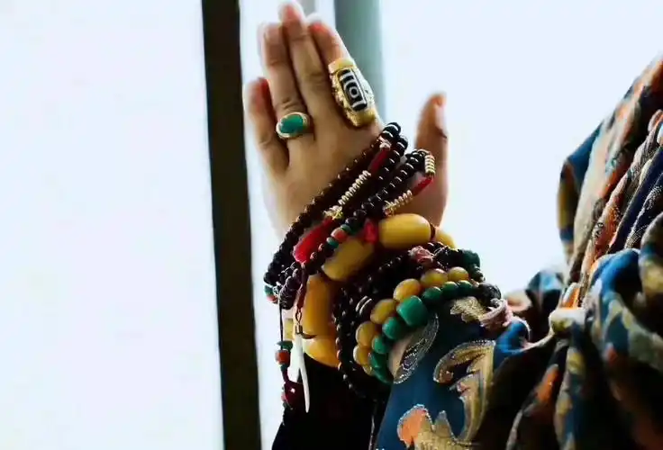 双手合十,放下虚荣