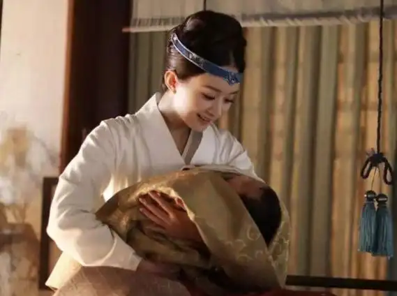 最有代表性的就是康熙的皇后赫舍里氏,她是索尼的孙女出身高贵,后来