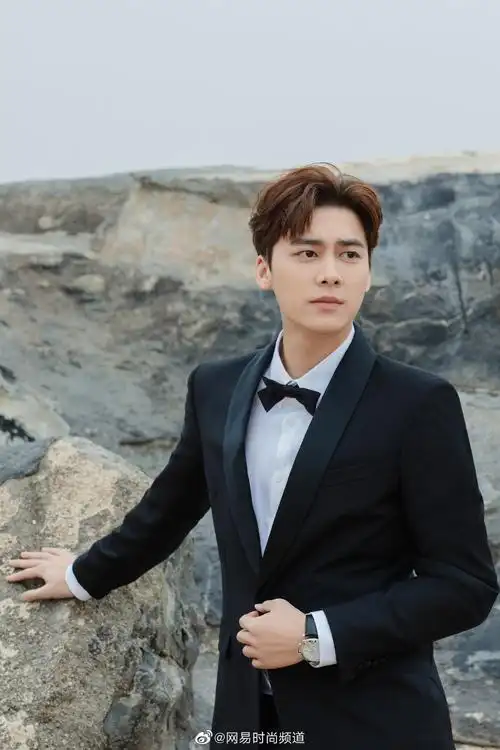 李易峰新造型举手投足间尽显绅士气质