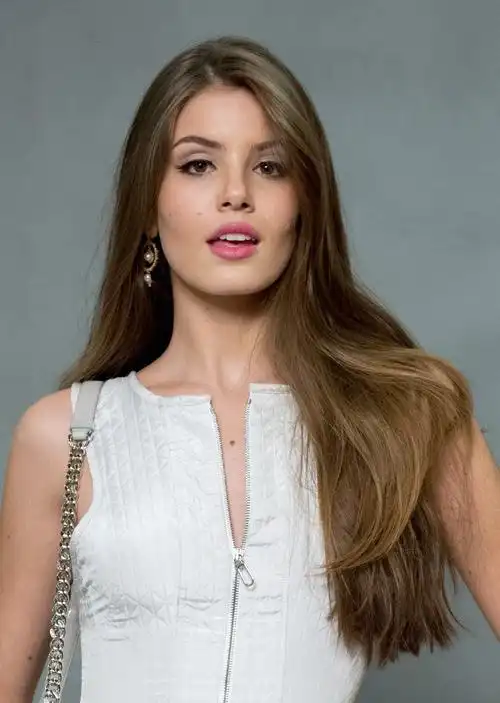 卡米拉·凯伊霍兹 camila queiroz