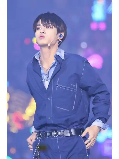 林彦俊的嘟嘴提裤子壁纸599