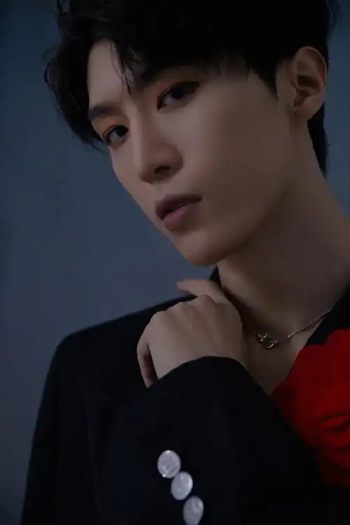 简介:范丞丞山茶花西装写真图片,分享一组范丞丞图片给大家,图中的