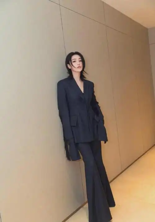 看张馨予探访企鹅惊艳到了她的白色穿搭实属第一美成风景