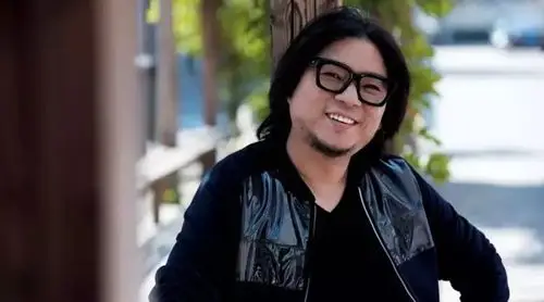 喜欢八卦点的人知道他家世显赫,真正出生在几代书香门第,曾经酒驾被拘