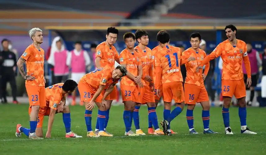 足球——中超:山东鲁能泰山获本赛季联赛第五名