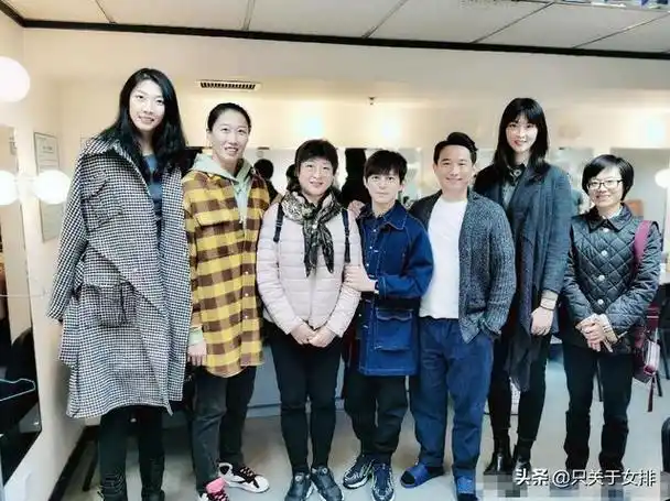 明星与女排合影1米85不够看凤凰传奇像小矮人朱婷小鸟依人
