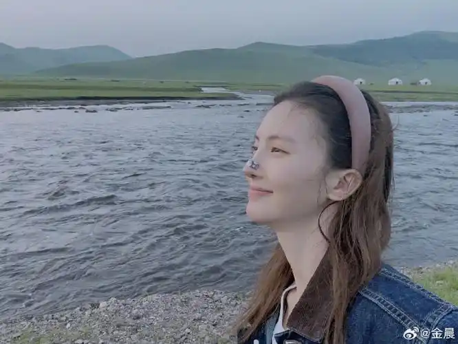 金晨吃太阳##金晨鼻子上贴着创可贴