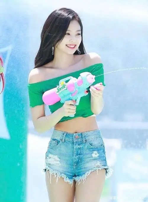 热裤搭配草绿色裸肩衫,显白显瘦,这样的jennie羡煞旁人!