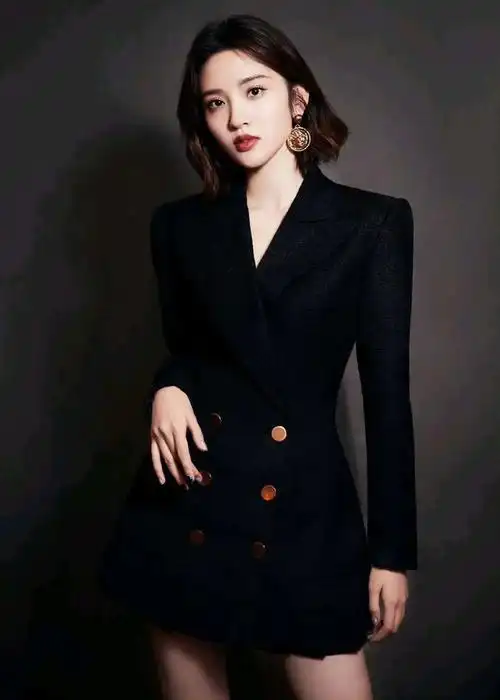 唐艺昕穿西服搭配牛仔裤造型干练也时髦