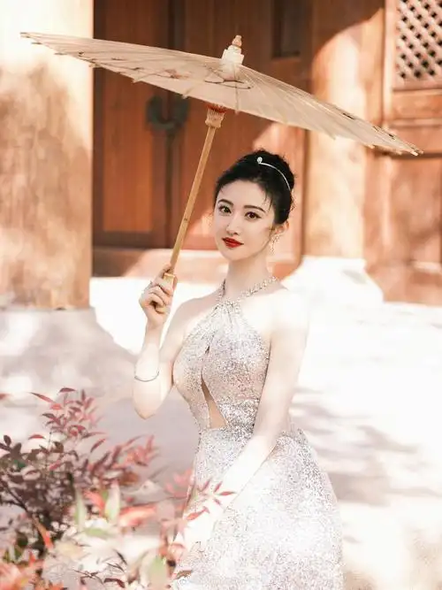 景甜676767造型身着亮片礼裙