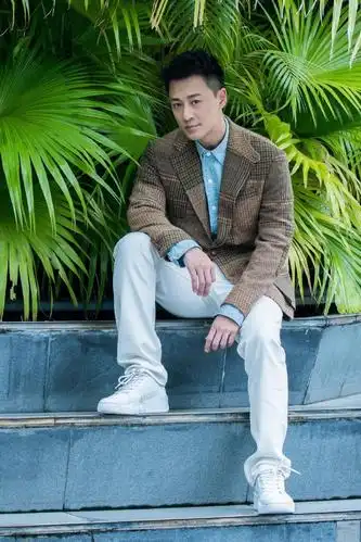 41岁林峯型男范十足,卫衣 工装裤秀出好身材,这气质很出众