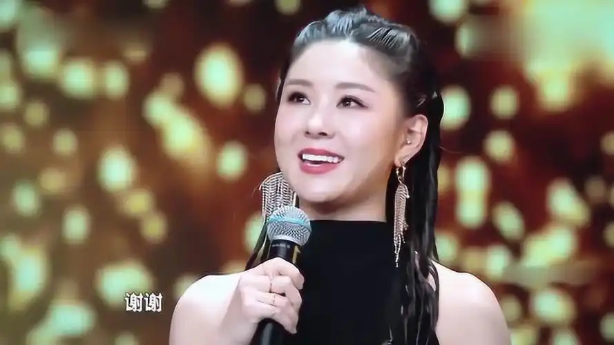 李小萌婚后首谈事业泪崩王雷眼神里都是宠爱这就是爱情吧