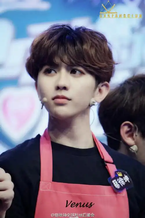 咋这么可爱啊 还嘟嘴 委屈巴巴的#蔡徐坤#|#蔡徐坤范思哲全球品牌代言