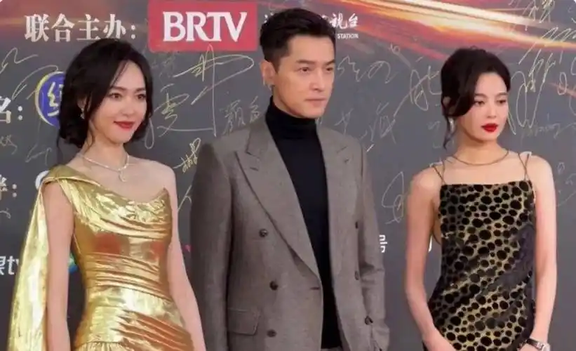 然而,她与辛芷蕾,胡歌同台时,毫不逊色于星光,三人看起来就像是从