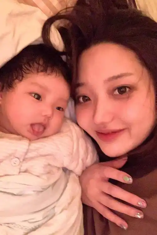 在母婴室喂奶被陌生男子偷窥,现场冲突不断_张兆艺_事情_母亲