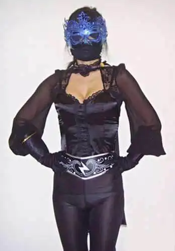 香港女子自称"紫荆侠"穿低胸夜行衣蒙面派钱