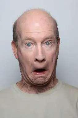 快乐的人制作搞笑的表情显示牙齿的男人