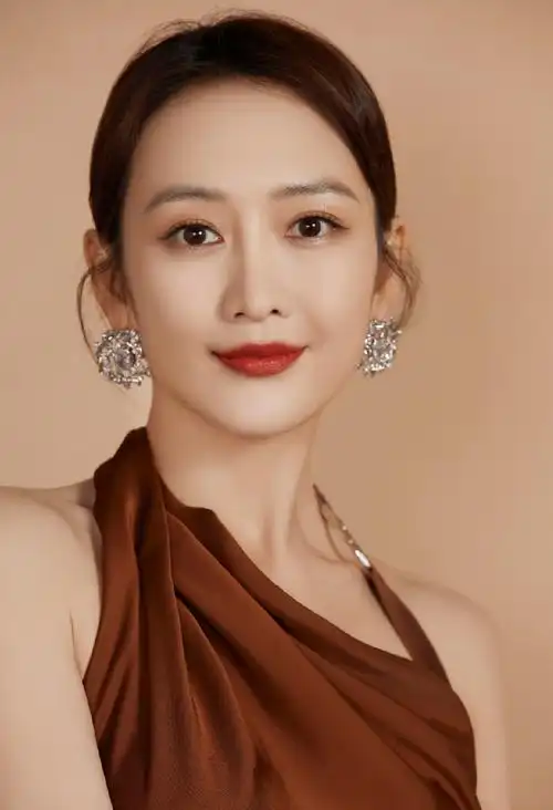 王鸥不愧是女人味的代言人一袭巧克力挂脖裙肤白貌美风情万种