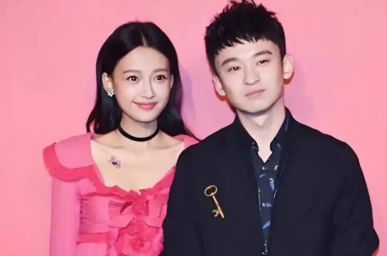 一年变化,穿衣打扮更喜欢展示自己,把生活过成爽剧_董子健_女儿_事业