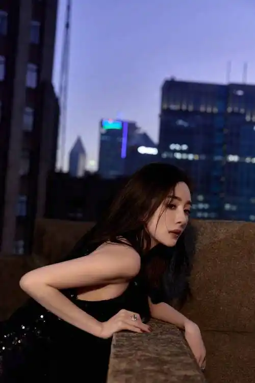 杨幂分享下班美照,光脚漫步超惬意,肤白貌美仍似少女_显得_网友_黑色