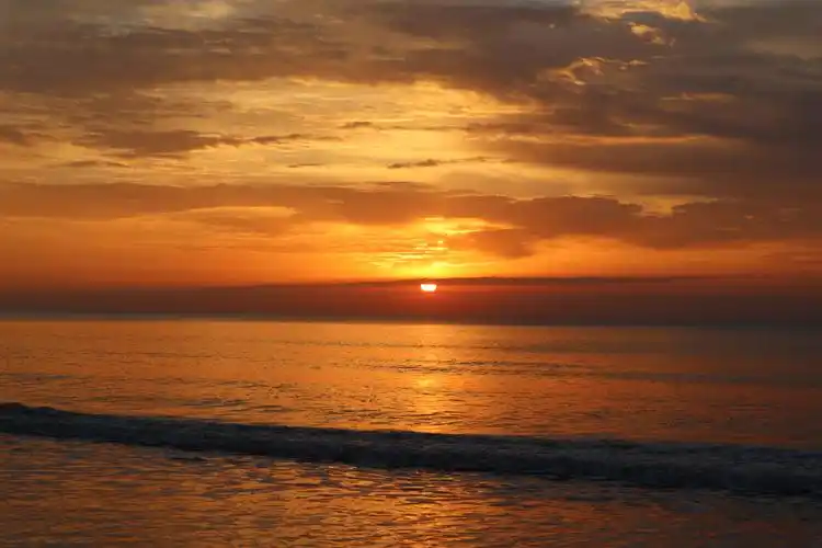 十里金滩万丈光芒来自烟台海阳市早起初升的海边太阳
