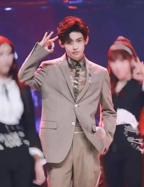 原创小鬼王琳凯西装背头挺拔帅气尽显rapper气质果然是正骨最佳代言人