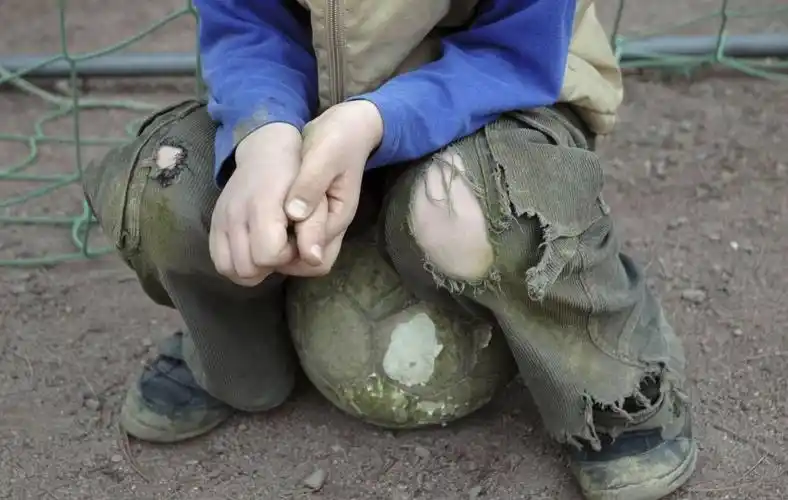 您可曾想起还有一些贫困山区的他们,仍穿着破烂不堪的衣服.