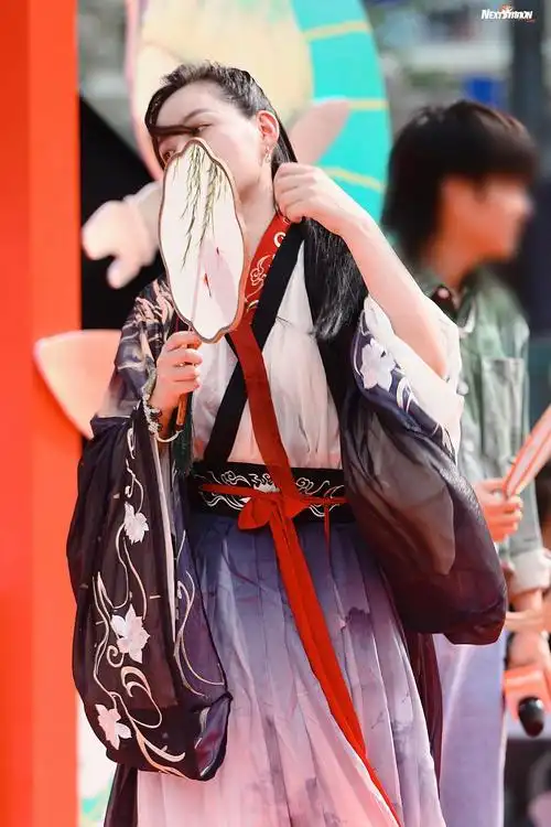 李斯丹妮古装长发来了!