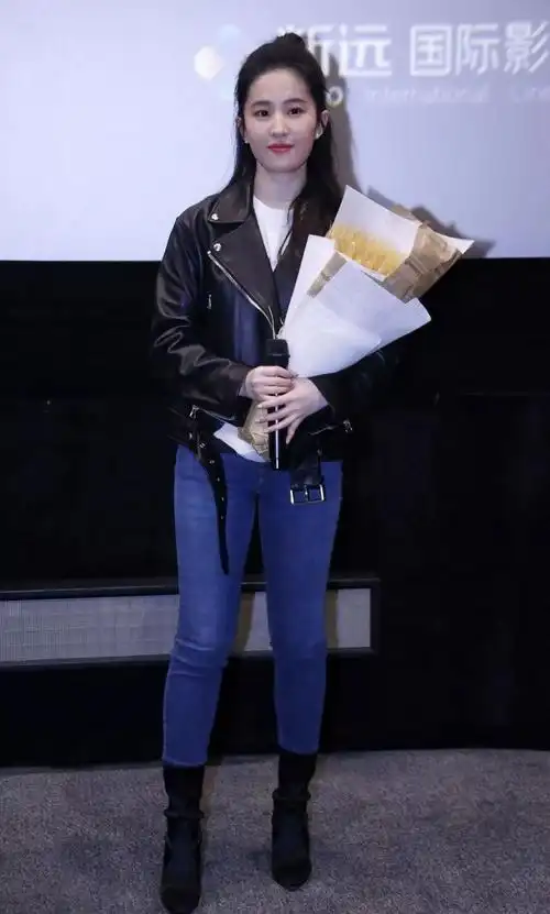 刘亦菲选择深蓝色紧身牛仔裤 黑色高跟袜靴,将腿型衬托的又细又长