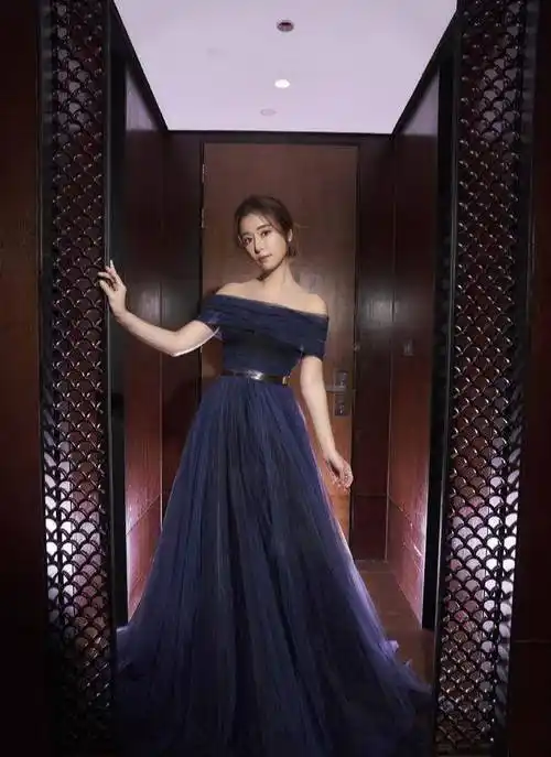 林心如是真"嫩",穿一字肩礼服锁骨明显,看着一点不显老_整体_感觉