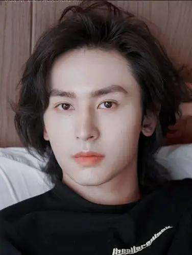 张哲瀚脸上这两个痣好看的