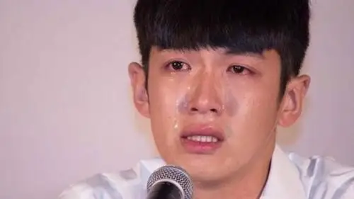 柯震东台湾复出首映礼上哭诉这几年蛮累林依晨手上动作很暖